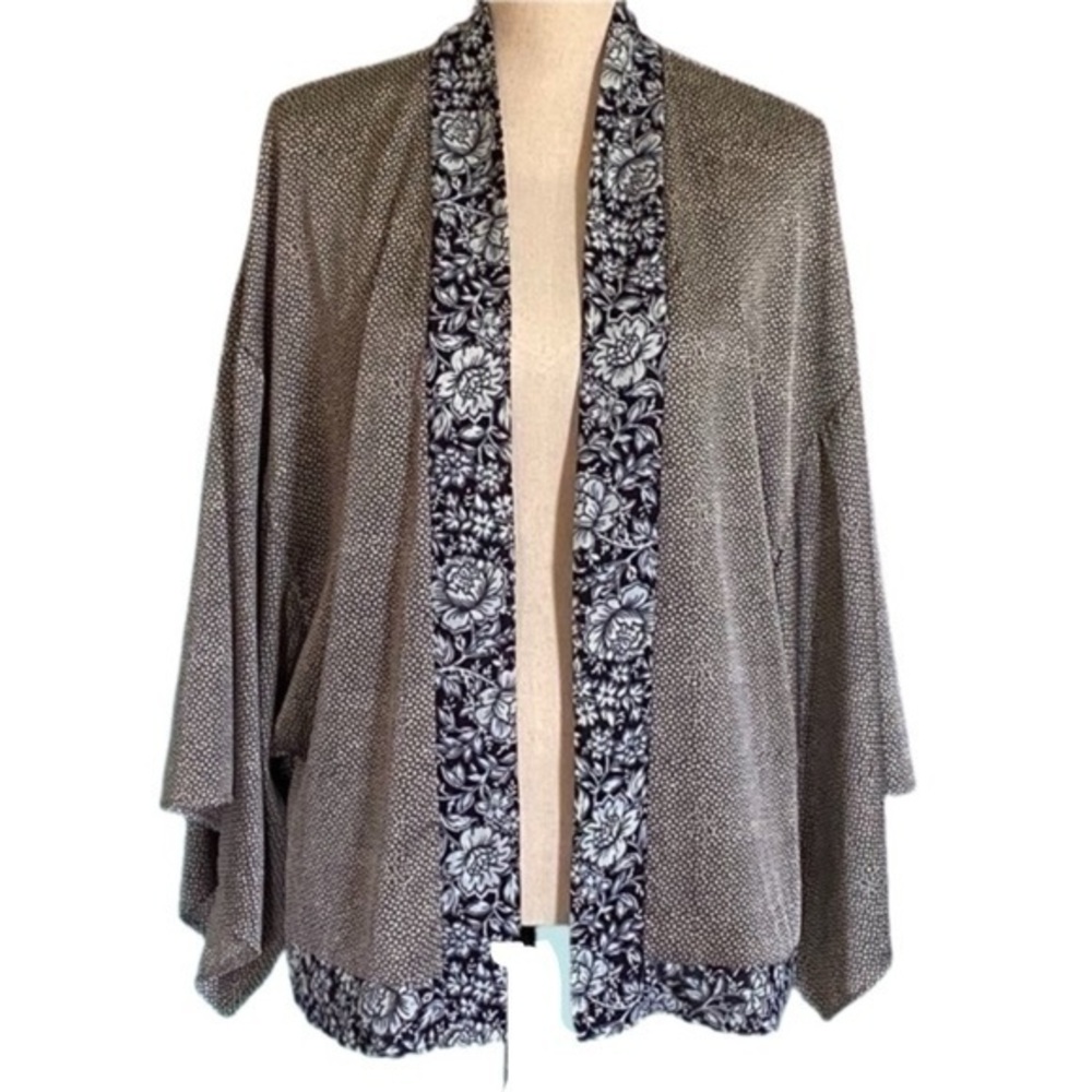 KIMCHI BLUE/URBAN OUTFITTERS grey and blue soft and silky short kimono. XS. EUC